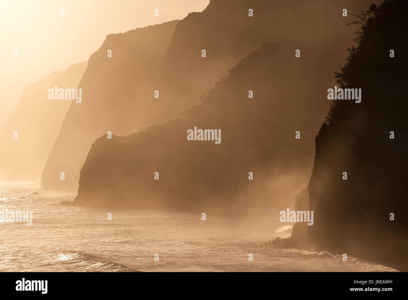 HI 00436-00 ... Hawai'I - Sonnenaufgang über dem Pazifischen Ozean von Pololu Valley-Lookout entlang der Hamakua Küste der Insel Hawai'i. Stockfoto