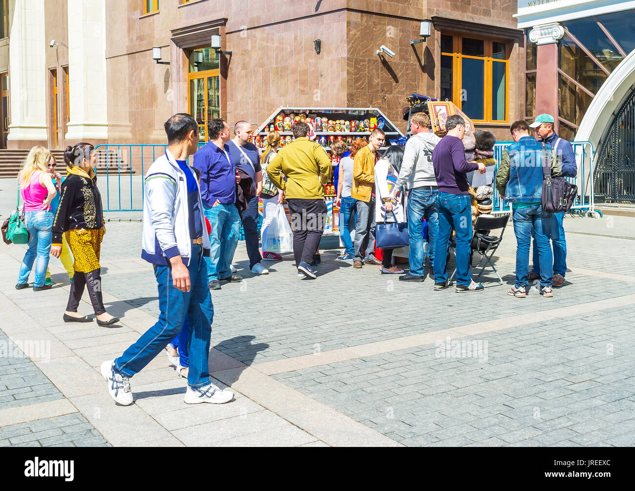 Moskau, Russland - 11. MAI 2015: Die outdoor Stall bietet eine große Auswahl an Russische Souvenirs wie Matrjoschka, Pelz Hüte und sowjetischen militärischen Caps, auf Stockfoto