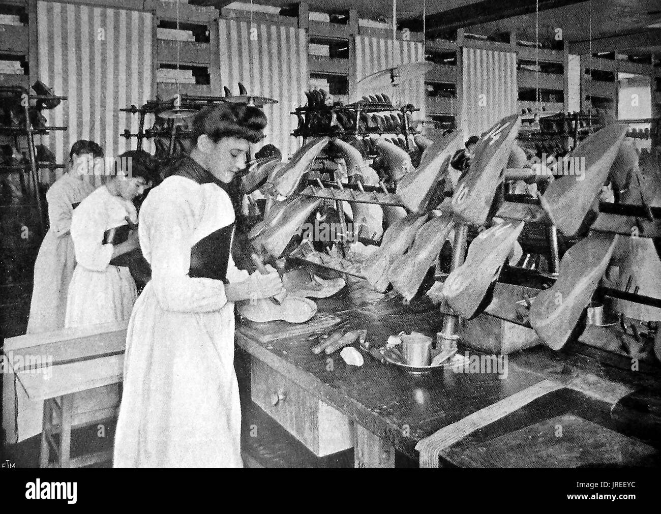 Herstellung von Galoschen /galoshers (übermäßige Gummischuhe) in einem belgischen Werk c1940 Stockfoto