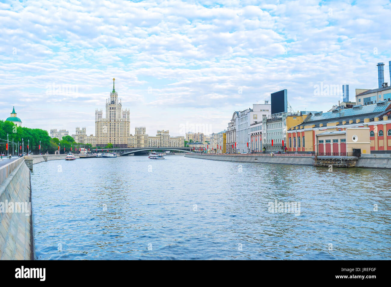 Schönen Wohngegend Stalin Wolkenkratzer auf Kotelnicheskaya Damm in Moskau, Russland Stockfoto