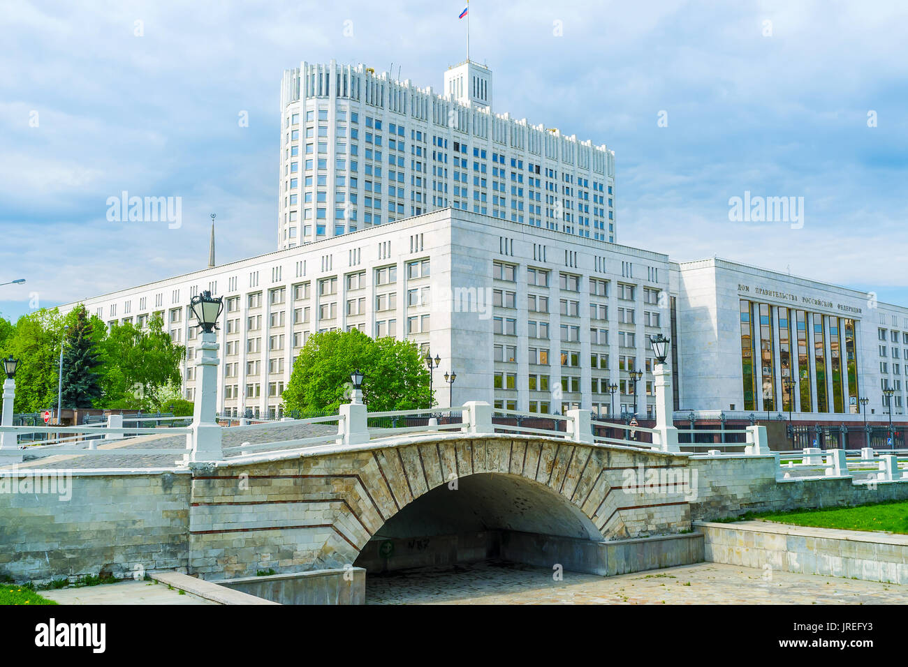 Moskau, Russland - 11. MAI 2015: Die kleinen, buckligen Brücke über nicht existierende Riverbed Presnya, befindet sich neben dem Gebäude, das die Regierung am 11. Mai in M Stockfoto