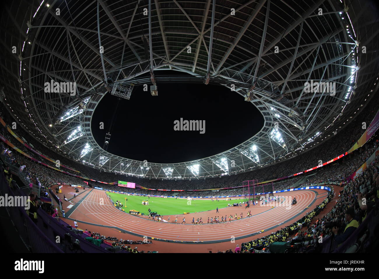 Eine Weitwinkelaufnahme des London Stadium während der 10.000 m Männer-Finale bei Tag eins der IAAF Weltmeisterschaften 2017 im London Stadium. Stockfoto