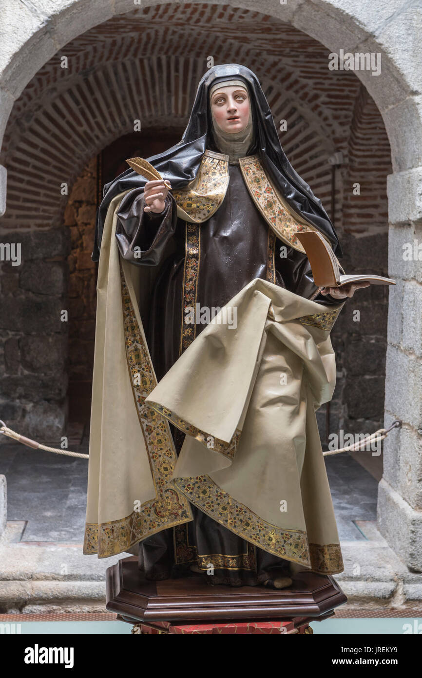 AVILA, Spanien - August 2015, 11: Im Kloster von Santa Teresa, Abbildung von Gips der Heiligen Teresa von Jesus mit einem Buch und einem Stift in einem der Cou Stockfoto