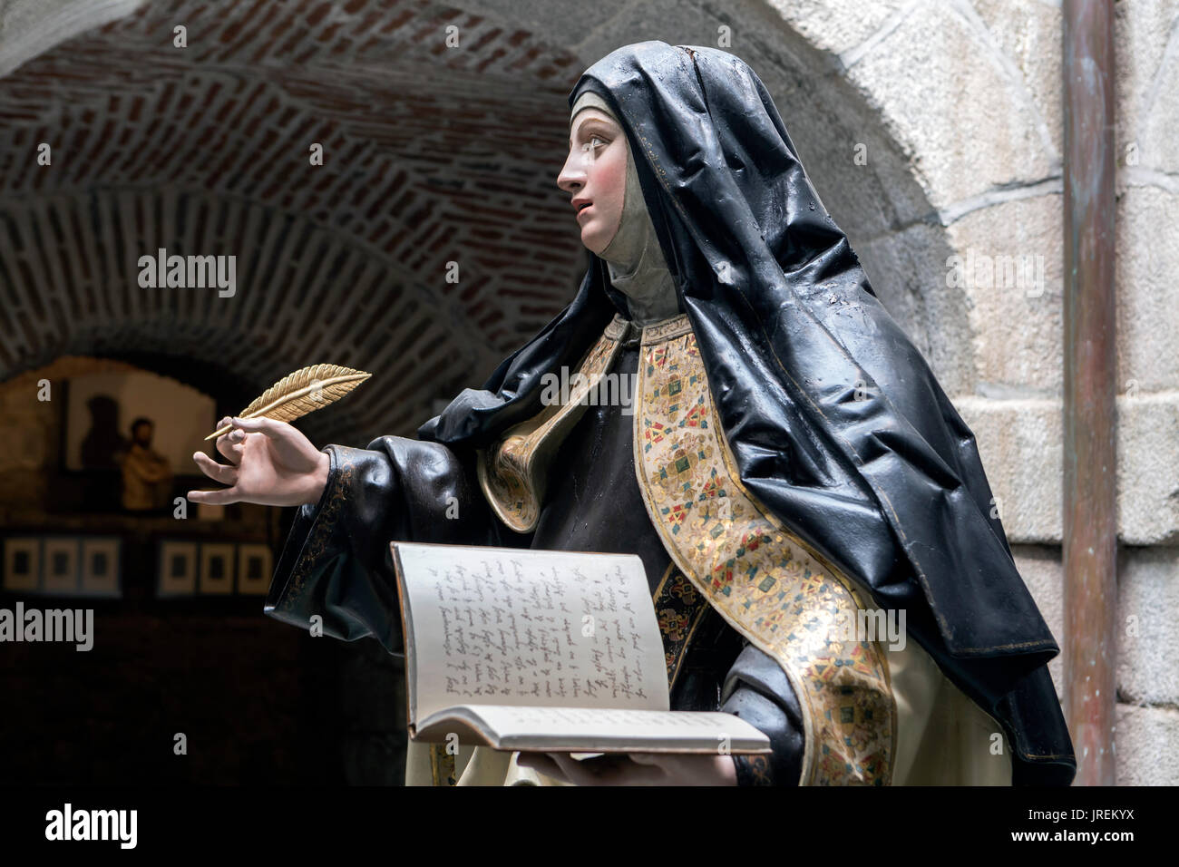 AVILA, Spanien - August 2015, 11: Im Kloster von Santa Teresa, Abbildung von Gips der Heiligen Teresa von Jesus mit einem Buch und einem Stift in einem der Cou Stockfoto