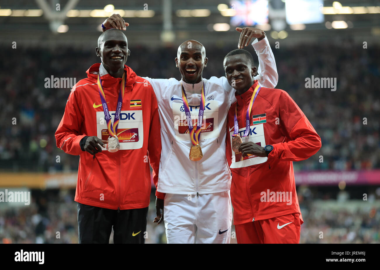 Ugandas Joshua Kiprui Cheptegei (Silber) Großbritannien Mo Farah (Gold) und Kenias Paul Kipngetich Tanui (Bronze) nach dem 10.000 m Männer Finale, während Tag eins der IAAF Weltmeisterschaften 2017 im London Stadium. Stockfoto