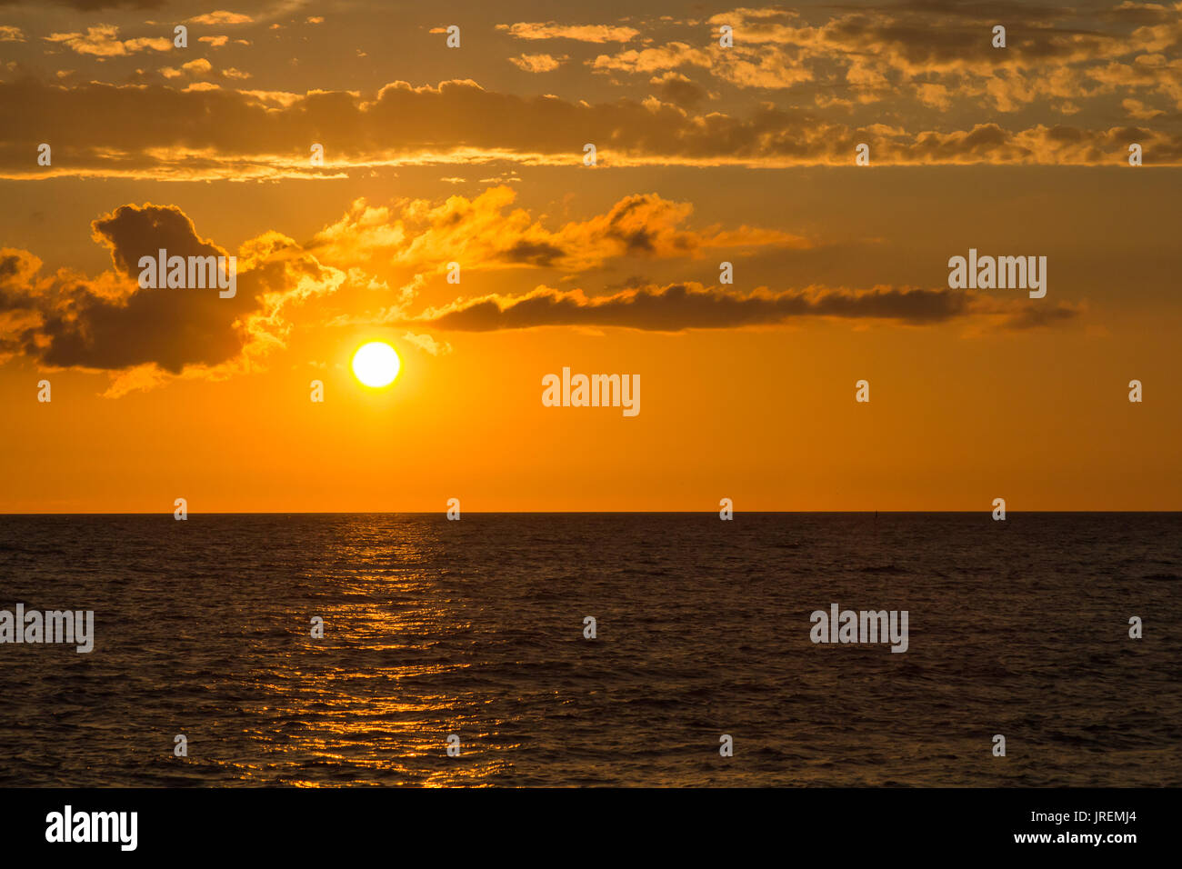 Sonnenuntergang an der Ostsee in Riga, Lettland, Natur Hintergrund Stockfoto