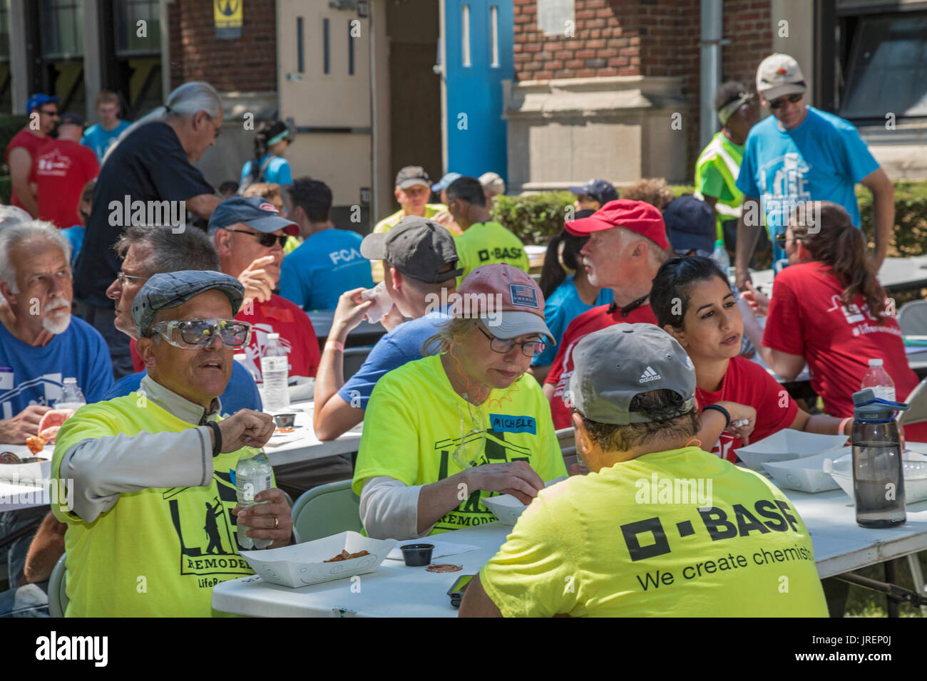 Detroit, Michigan - Freiwilligen Mittagessen essen während ein Jährliches Verbesserungsprojekt, das Leben genannt wird umgebaut. Jedes Jahr, das Projekt arbeitet zu verbessern. Stockfoto