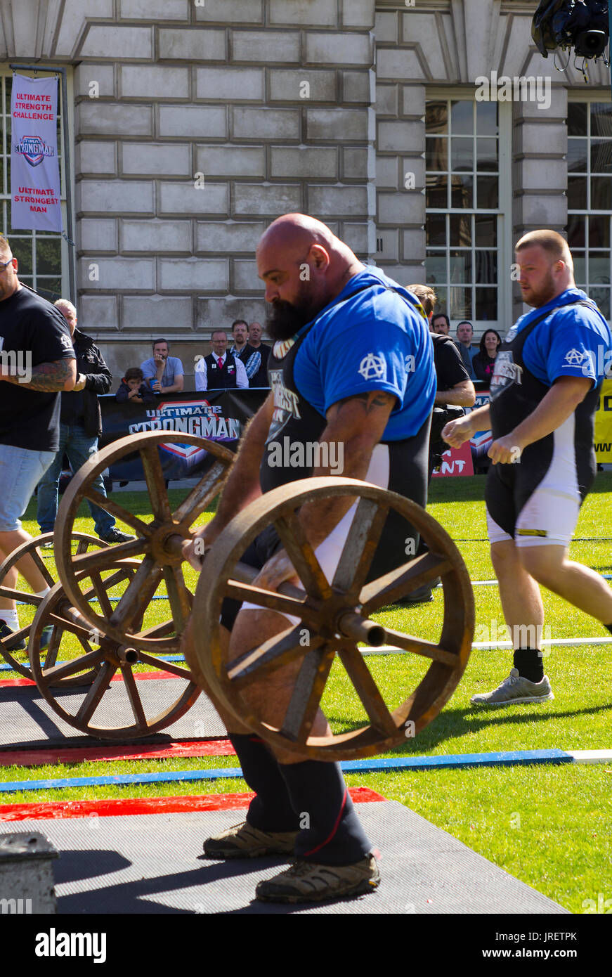 Wettbewerber in den Power Lifting Hitze der Ultimative stärkste Mann Wettbewerb abgehalten wurde und auf dem Grundstück der Stadt Halle Belfastbig im Fernsehen Stockfoto
