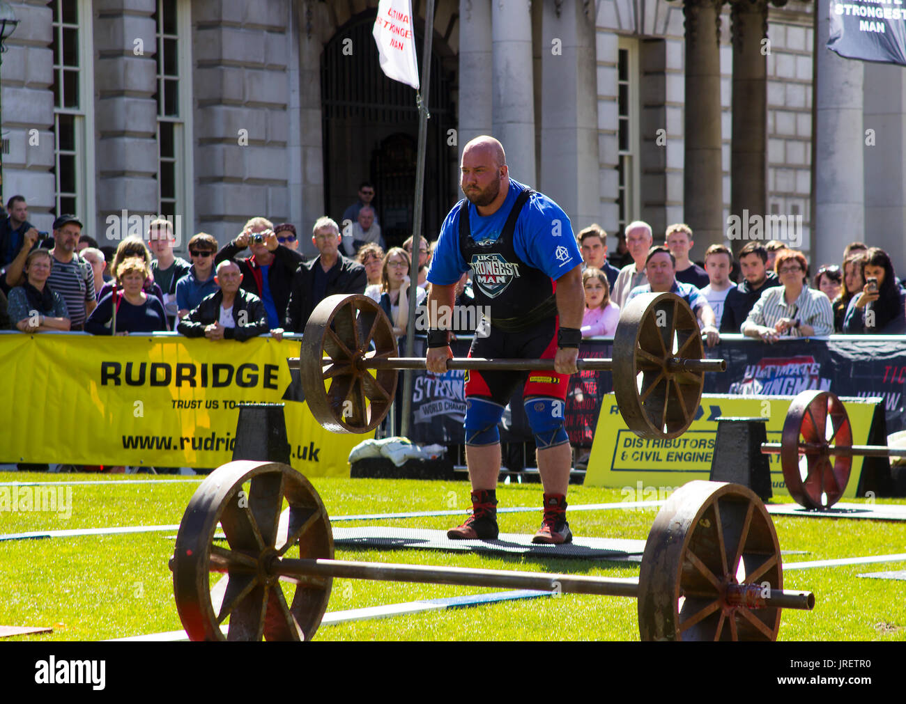 Wettbewerber Belastung im Power Lifting Hitze der Ultimative stärkste Mann Wettbewerb abgehalten wurde und auf dem Gelände des Belfast City im Fernsehen Stockfoto