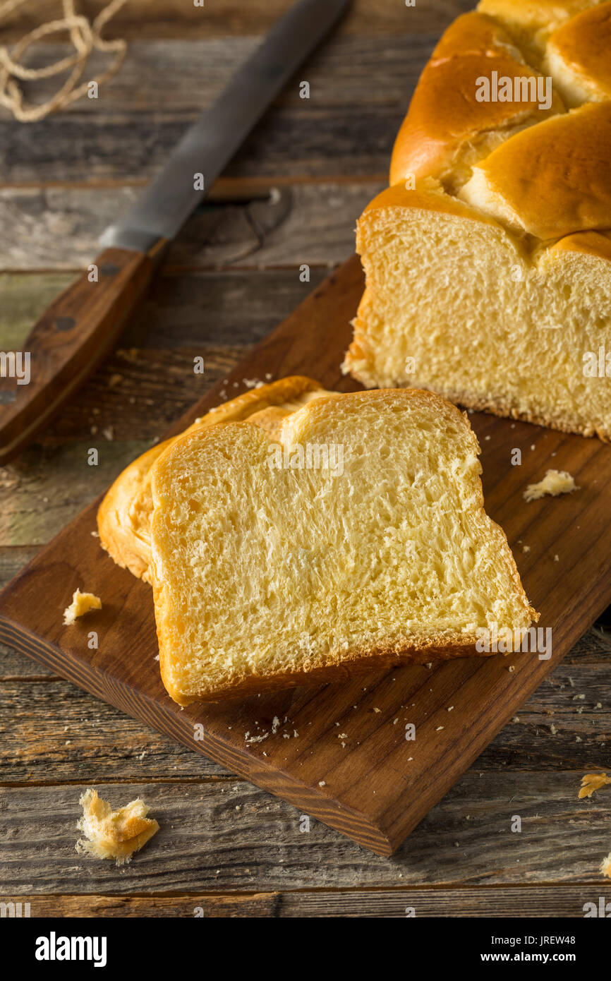 Hausgemachten süßen Brioche Brotlaib in Scheiben schneiden Stockfoto