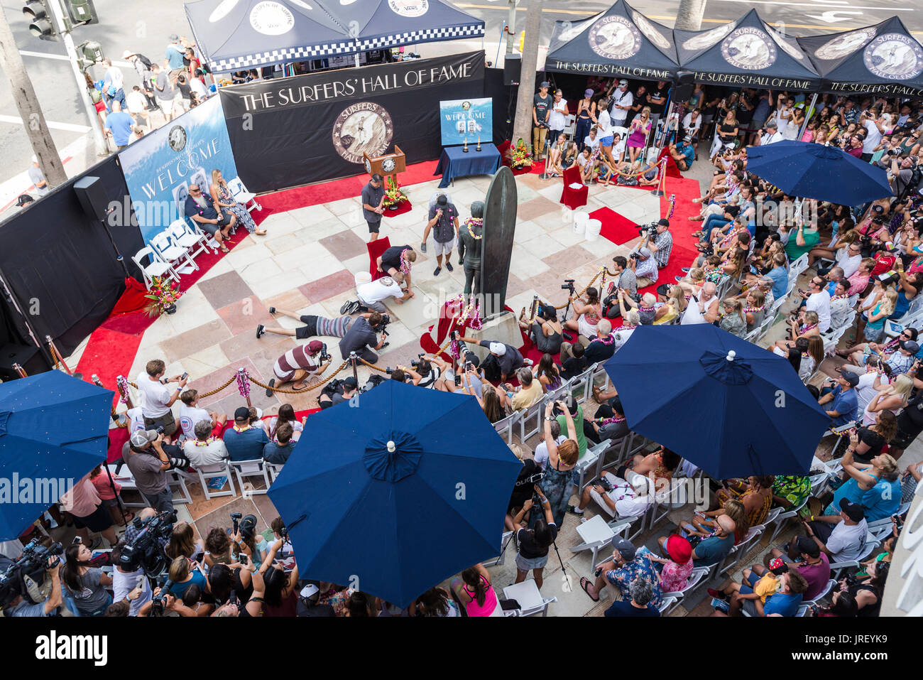 Huntington Beach, FL, USA. 4. August 2017. Drei Mal World Champion Mick Famming (AUS) Schritte in den feuchten Zement zu seiner Amtseinführung in Surfing Hall Of Fame zu festigen. Bildnachweis: Benjamin Ginsberg/Alamy Live-Nachrichten. Stockfoto