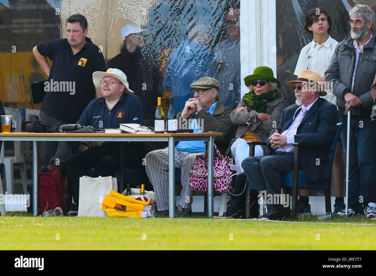 Easton, Portland, Dorset, UK.  4. August 2017.  Legendären Cricket-Kommentator Henry Blofeld Kommentierung auf das Spiel während der Portland roten Dreieck Spiel V Zurrgurte All Stars an der Reforne cricket Ground bei Easton in Dorset.  Bildnachweis: Graham Hunt/Alamy Live-Nachrichten Stockfoto