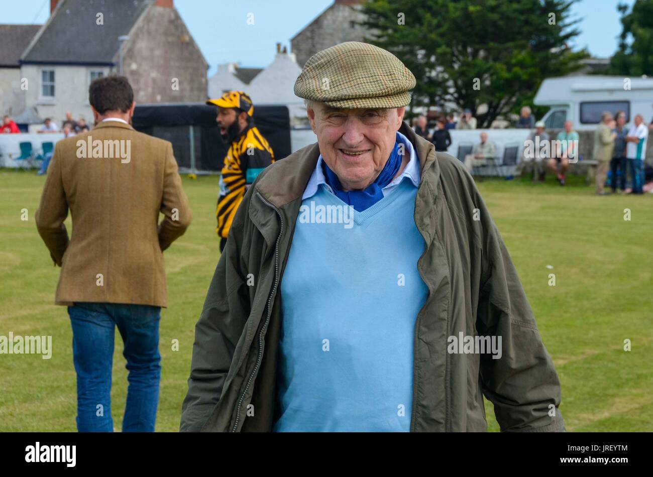 Easton, Portland, Dorset, UK.  4. August 2017.  Legendären Cricket-Kommentator Henry Blofeld während Portland roten Dreieck entsprechen V Zurrgurte All Stars auf dem Reforne Cricket Ground bei Easton in Dorset.  Bildnachweis: Graham Hunt/Alamy Live-Nachrichten Stockfoto