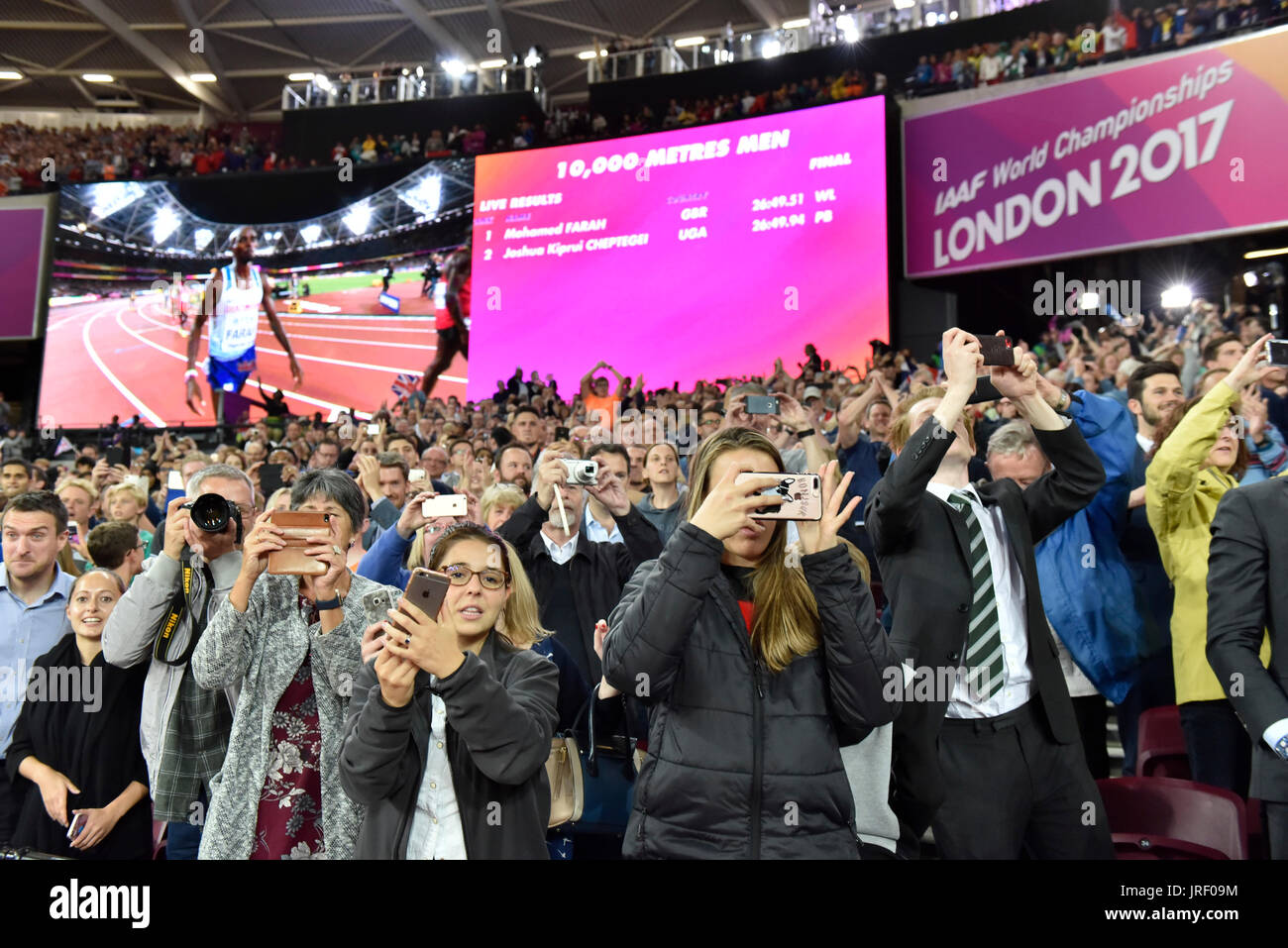 London, UK. 4. August 2017. Massen jubeln wie Mo Farah die Männer 10.000-Meter-Finale im London Stadium in der IAAF Weltmeisterschaften London 2017 beim ersten Tag gewinnt der Sitzung am Abend. Bildnachweis: Stephen Chung/Alamy Live-Nachrichten Stockfoto