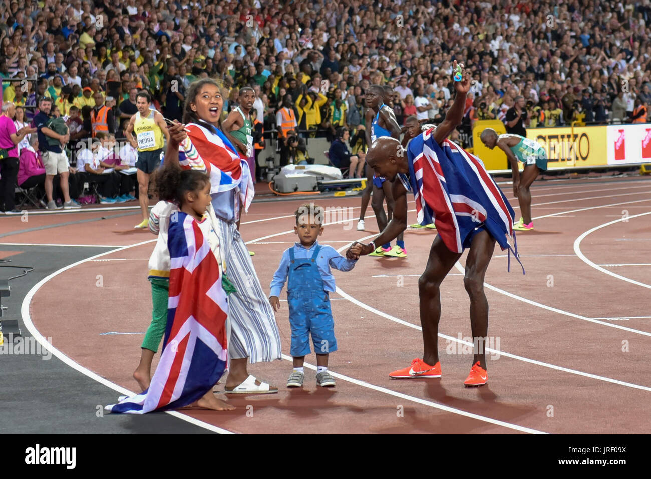 London, UK. 4. August 2017. Mo Farah feiert mit seiner Familie, als er die Männer gewinnt 10.000-Meter im London Stadium in der IAAF Weltmeisterschaften London 2017 beim ersten Tag der Sitzung am Abend. Bildnachweis: Stephen Chung/Alamy Live-Nachrichten Stockfoto
