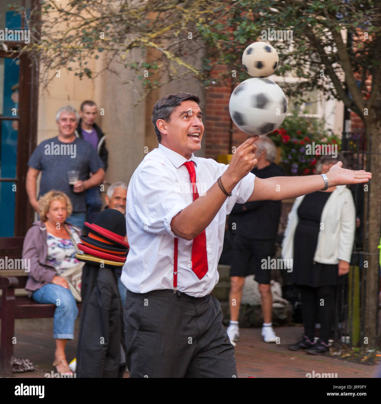 Sidmouth, Devon, UK. 4. August 2017.  Straßenkünstler auf dem Marktplatz in Sidmouth. Morgen (SA) startet das volle Programm für Sidmouth Folk Week-Festival. Das Volksfest läuft seit 1955, lockt Zehntausende Besucher und über 700 Veranstaltungen vor dem letzten Konzert am 11. August sehen. Bildnachweis: Süd-West Fotos/Alamy Live-Nachrichten Stockfoto