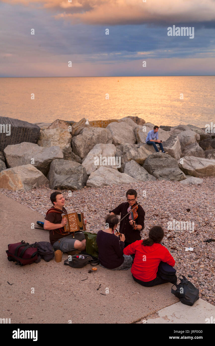 Sidmouth, Devon, UK. 4. August 2017.  Junge Musiker am Strand von Sidmouth. Morgen (SA) startet das volle Programm für Sidmouth Folk Week-Festival. Das Volksfest läuft seit 1955, lockt Zehntausende Besucher und über 700 Veranstaltungen vor dem letzten Konzert am 11. August sehen. Bildnachweis: Süd-West Fotos/Alamy Live-Nachrichten Stockfoto