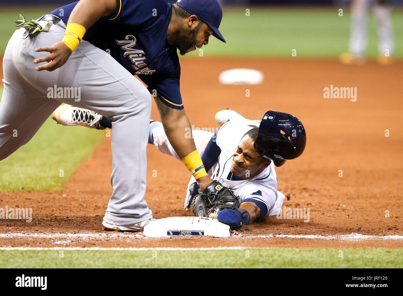 St. Petersburg, Florida, USA. 4. August 2017. WILL VRAGOVIC | Times.Tampa Bay Strahlen Center Fielder Mallex Smith (0) abgepflückt von Milwaukee Brewers erster Basisspieler Jesus Aguilar (24) auf einen Wurf von Freitag, 4. August 2017 Krug Brandon Woodruff (53) im vierten Inning des Spiels zwischen den Milwaukee Brewers und die Tampa Bay Rays im Tropicana Field in St. Petersburg, Florida ab. Bildnachweis: Willen Vragovic/Tampa Bay Times / ZUMA Draht/Alamy Live News Stockfoto