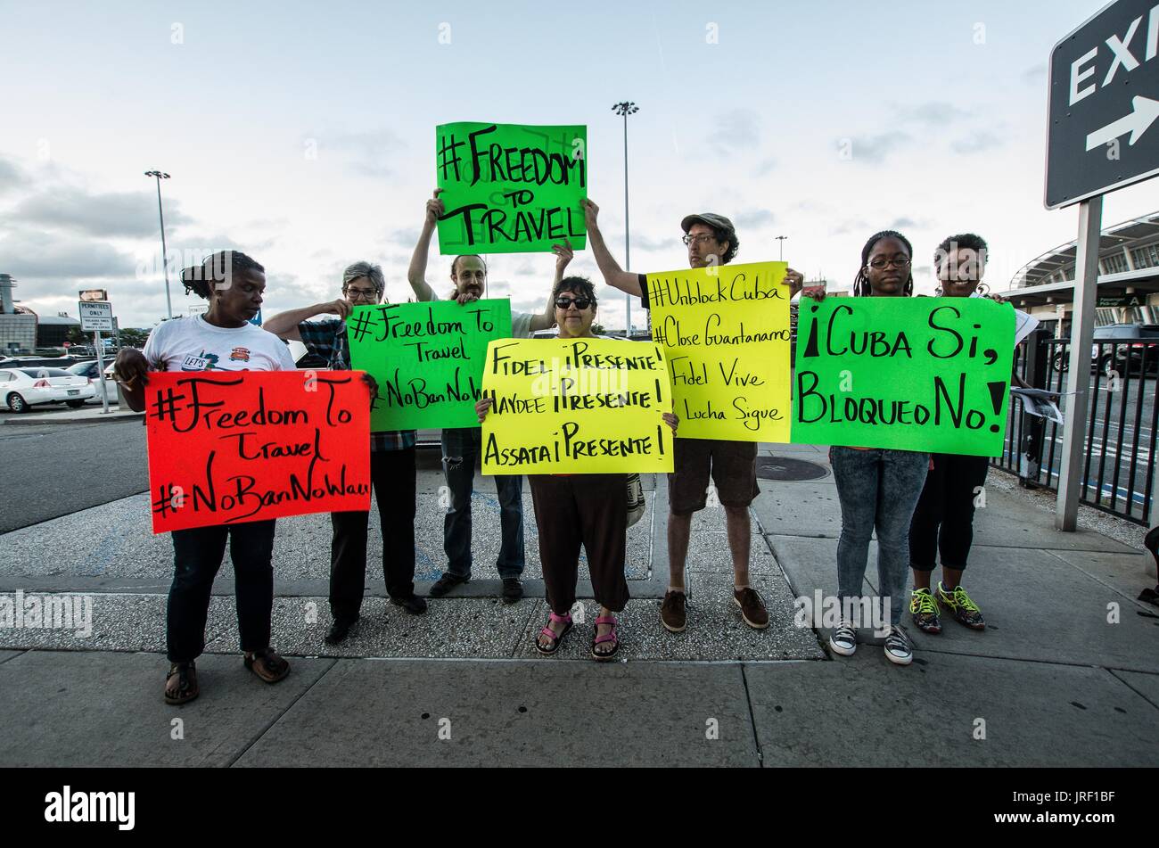 New York City, New York, USA. 4. August 2017. Eine pro-Kuba-Gruppe namens Venceremos Brigade organisiert eine Demonstration am JFK Termina 4 um eine bevorstehende Regression in Kuba und den USA Relatons unter der Trump-Administration zu protestieren. Trotz der Behauptungen des ein Reiseverbot '''' nach Kuba noch gibt es mehr als ein Dutzend rechtliche Möglichkeiten, um Kuba als Amerikaner, einschließlich der Verwendung eines offiziell lizenzierter Reiseveranstalters oder für unterwegs mit der Familie zu besuchen. Aktivisten, jedoch weiterhin verwenden und das Wort '' Verbot '' Sensationalisierung. Darüber hinaus sollen die Durchsetzung der Reisebeschränkungen Monate dauern Stockfoto