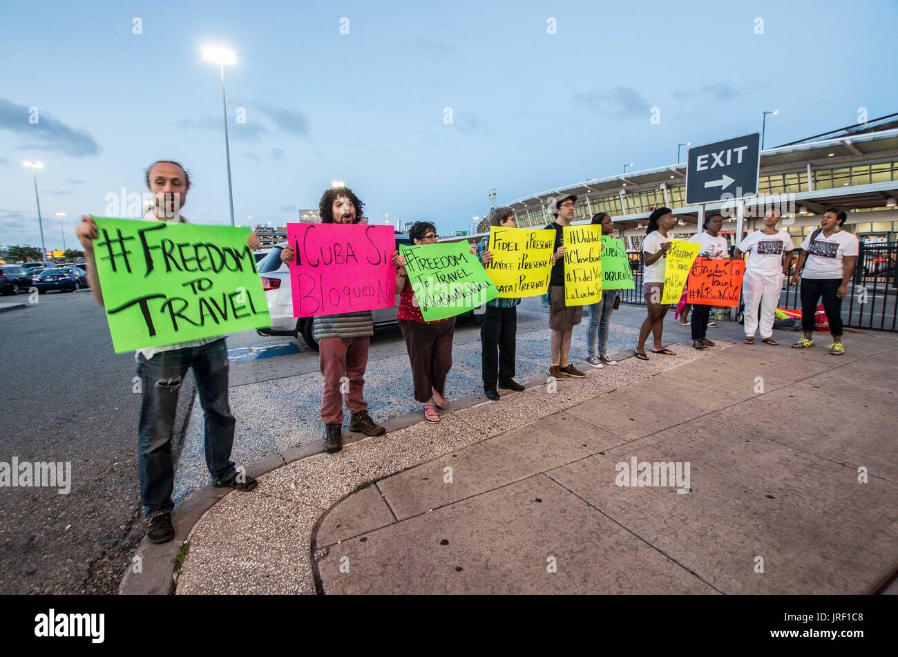 New York City, New York, USA. 4. August 2017. Eine pro-Kuba-Gruppe namens Venceremos Brigade organisiert eine Demonstration am JFK Termina 4 um eine bevorstehende Regression in Kuba und den USA Relatons unter der Trump-Administration zu protestieren. Trotz der Behauptungen des ein Reiseverbot '''' nach Kuba noch gibt es mehr als ein Dutzend rechtliche Möglichkeiten, um Kuba als Amerikaner, einschließlich der Verwendung eines offiziell lizenzierter Reiseveranstalters oder für unterwegs mit der Familie zu besuchen. Aktivisten, jedoch weiterhin verwenden und das Wort '' Verbot '' Sensationalisierung. Darüber hinaus sollen die Durchsetzung der Reisebeschränkungen Monate dauern Stockfoto