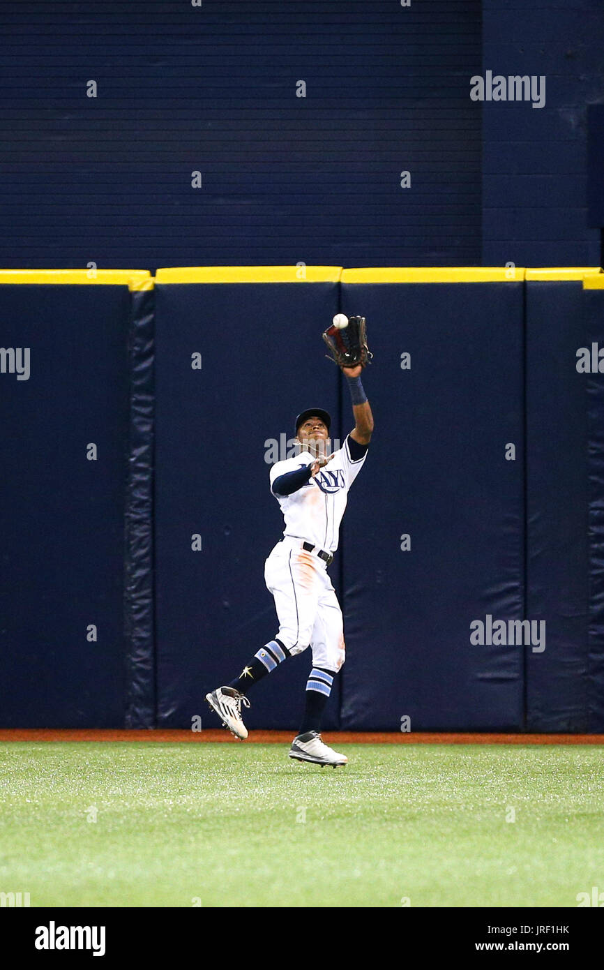 St. Petersburg, Florida, USA. 4. August 2017. WILL VRAGOVIC | Times.Tampa Bay Strahlen Center Fielder Mallex Smith (0) macht den Fang auf dem Schiff von Milwaukee Brewers Center Fielder Keon Broxton (23) an der Spitze des siebten Innings des Spiels zwischen den Milwaukee Brewers und die Tampa Bay Rays im Tropicana Field in St. Petersburg, Florida am Freitag, 4. August 2017 enden. Bildnachweis: Willen Vragovic/Tampa Bay Times / ZUMA Draht/Alamy Live News Stockfoto