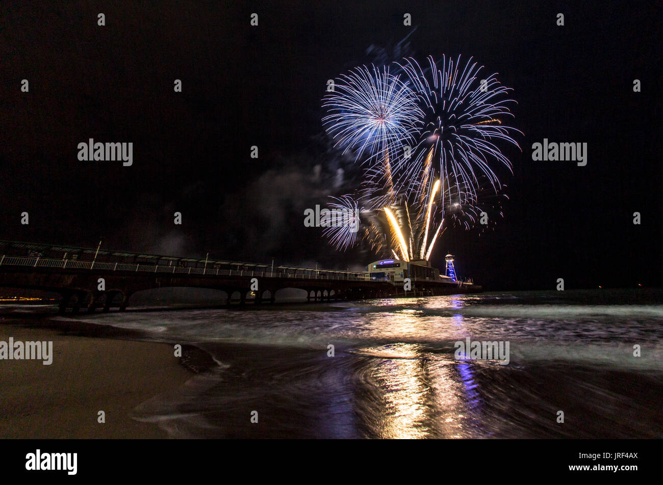 Bournemouth, UK 4. August 2017, Feuerwerk am Bournemouth Pier. Bildnachweis: Charlie Raven/Alamy Live-Nachrichten Stockfoto