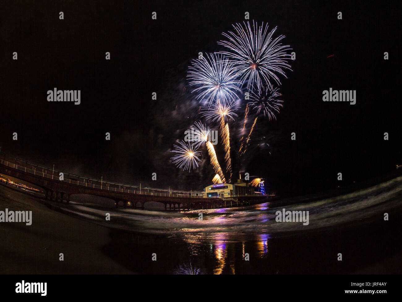 Bournemouth, UK 4. August 2017, Feuerwerk am Bournemouth Pier. Bildnachweis: Charlie Raven/Alamy Live-Nachrichten Stockfoto
