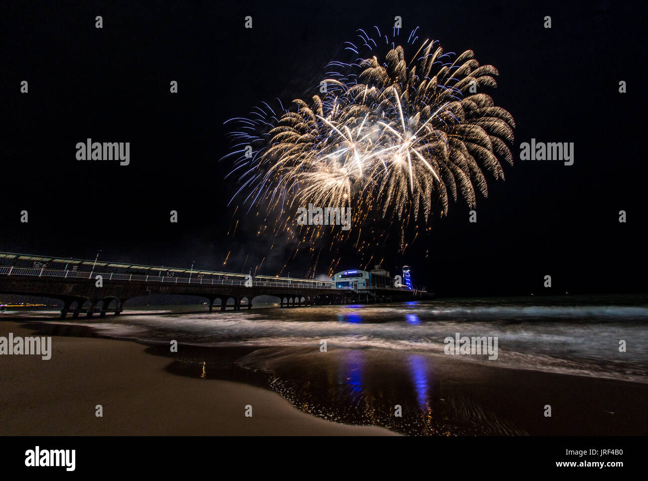 Bournemouth, UK 4. August 2017, Feuerwerk am Bournemouth Pier. Bildnachweis: Charlie Raven/Alamy Live-Nachrichten Stockfoto