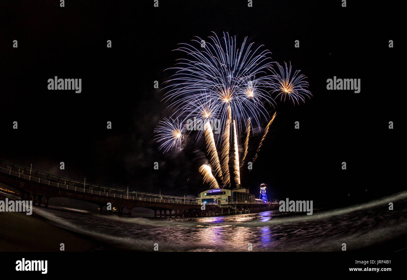 Bournemouth, UK 4. August 2017, Feuerwerk am Bournemouth Pier. Bildnachweis: Charlie Raven/Alamy Live-Nachrichten Stockfoto