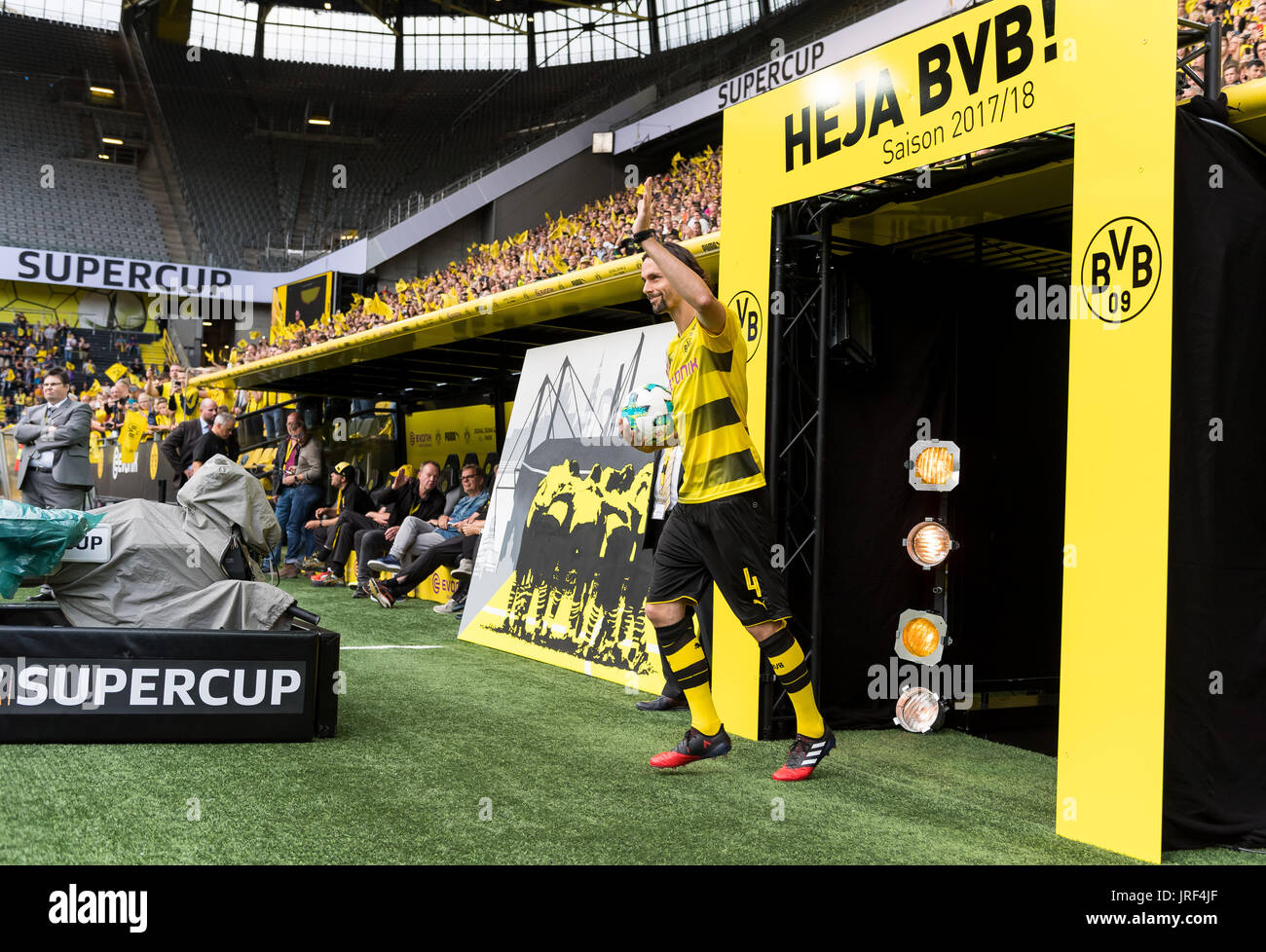 Dortmund, Deutschland. 4. August 2017. Dortmunds Neven Subotic kommt aus dem Tunnel bei der Teampräsentation Borussia Dortmund und Ausbildung bei der Signal Iduna Park in Dortmund, Deutschland, 4. August 2017. Foto: Guido Kirchner/Dpa/Alamy Live News Stockfoto