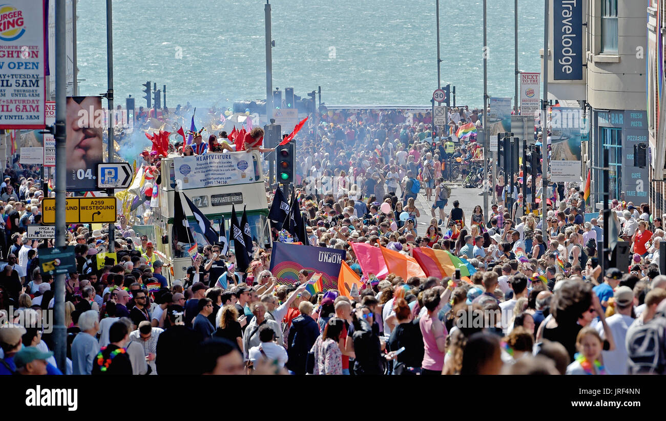 Brighton, UK. 5. August 2017. Tausende teilnehmen an der Brighton and Hove Pride Community Parade durch die Stadt an einem schönen warmen sonnigen Tag. Erwartet werden mehr als 300000 Besucher zu besuchen und feiern Sie den Summer Of Love und Carnival of Diversity in Britains größte LGBT-Veranstaltung über das Wochenende Credit: Simon Dack/Alamy Live News Stockfoto