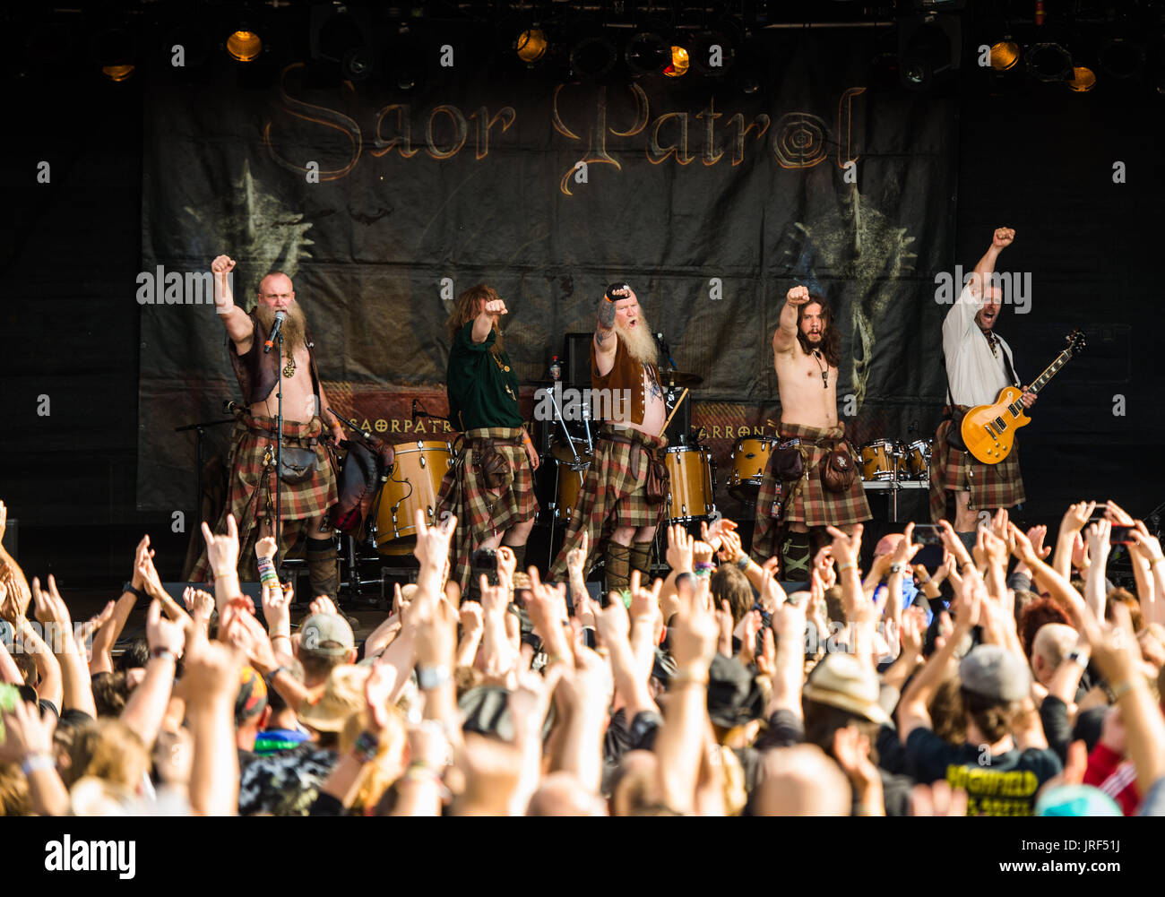 Die Band "Saor Patrol" auf der Wackinger Stage des Wacken Open Air Festival in Wacken, Deutschland, 4. August 2017 durchführen. Wacken Open Air findet zwischen 03 und 5. August 2017. Foto: Christophe Gateau/dpa Stockfoto