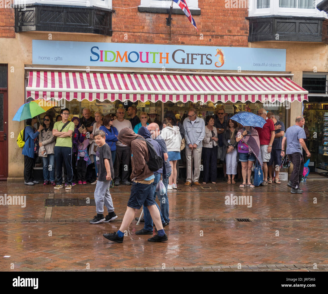 Sidmouth 5. Aug 17 gemischte Wetter in Devon, strahlendem Sonnenschein in Sidmouth, aber gelegentliche Regengüsse zu. Bildnachweis: Süd-West Fotos / Alamy Live News Stockfoto
