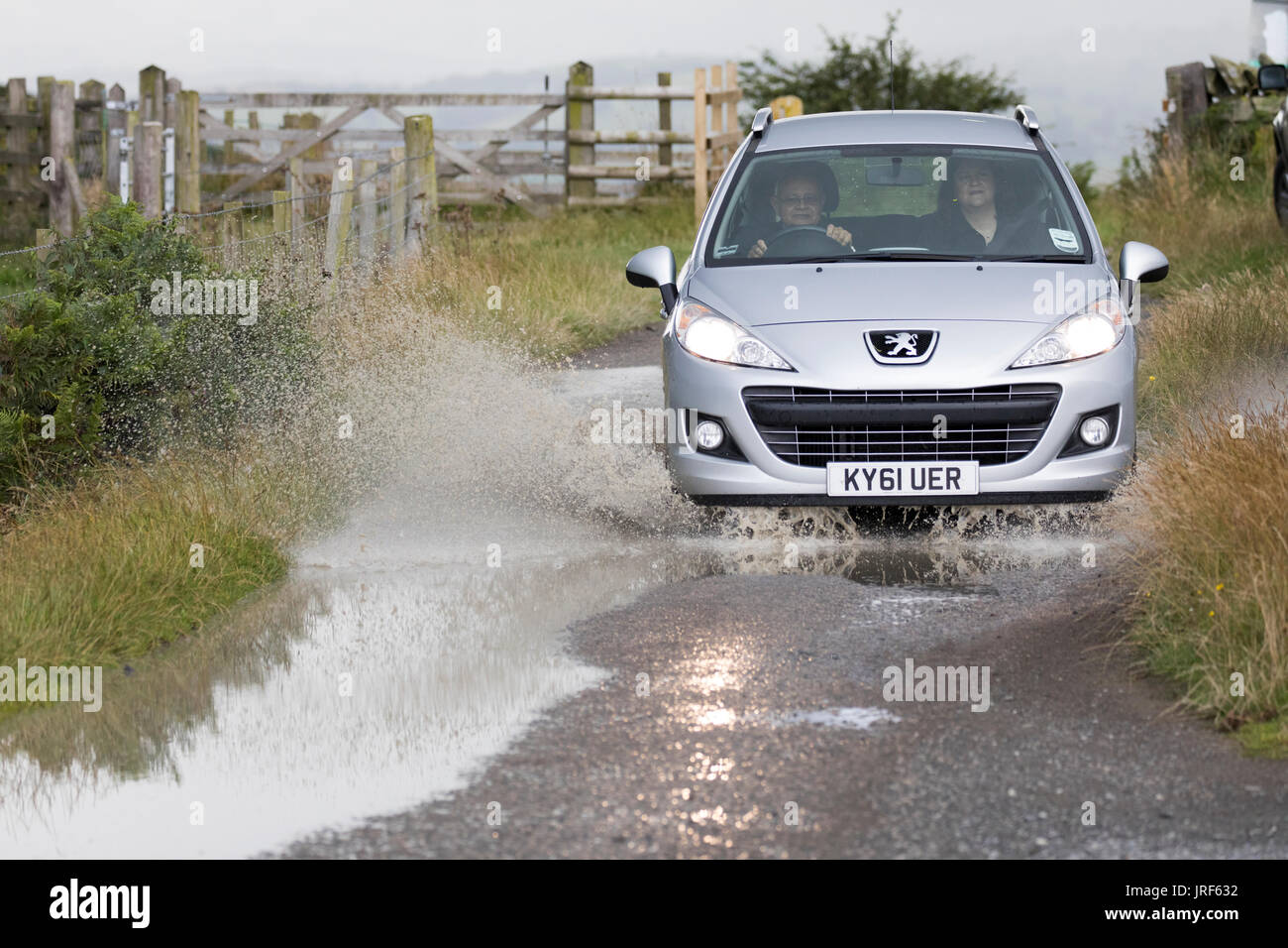 Ein Fahrer der Bekämpfung der Überschwemmungen im Sommer Regenguss in Flintshire, Wales, Großbritannien Stockfoto