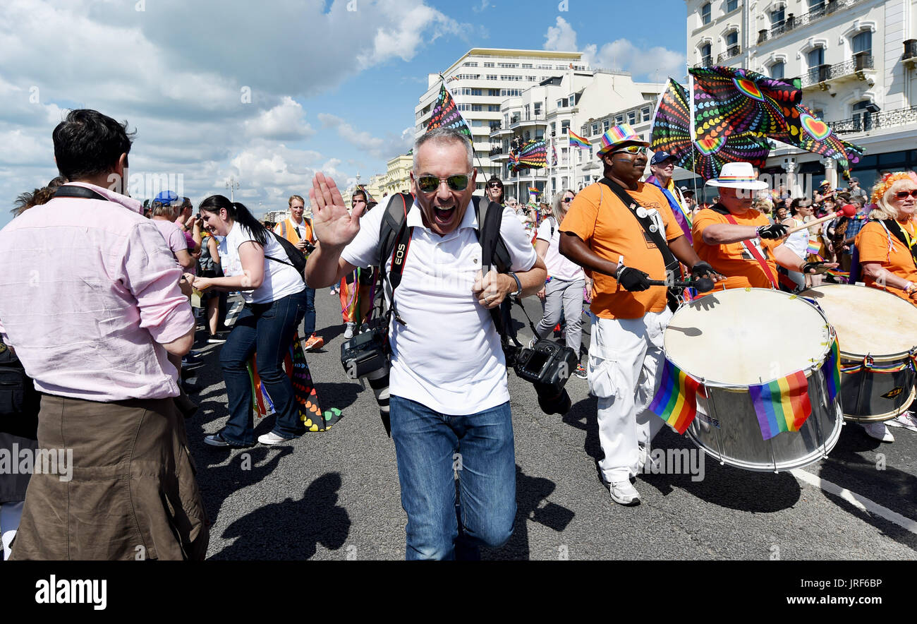 Brighton, UK. 5. August 2017. Fotograf Nigel Bowles arbeitet als Tausende an der Brighton and Hove Pride Community Parade durch die Stadt an einem schönen warmen sonnigen Tag teilnehmen. Erwartet werden mehr als 300000 Besucher zu besuchen und feiern Sie den Summer Of Love und Carnival of Diversity in Britains größte LGBT-Veranstaltung über das Wochenende Credit: Simon Dack/Alamy Live News Stockfoto