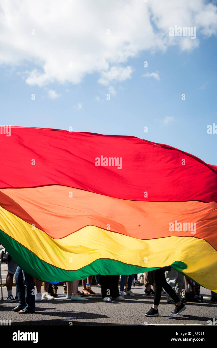 Brighton, UK. 5. August 2017. Die LGBTQ-Flagge wurde beared bei Gay Pride Feierlichkeiten in Brighton, 5. August 2017. Bildnachweis: Lucy Ranson/Alamy Live-Nachrichten Stockfoto
