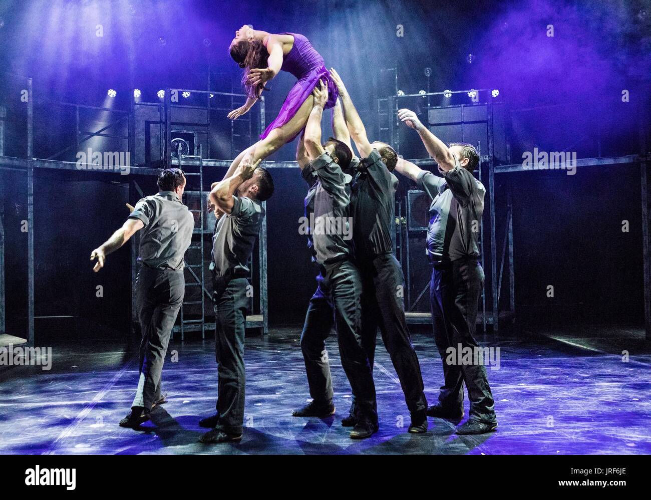 Edinburgh, UK. 5. August 2017. Pleasance Veranstaltungsort startete sein 2017 Edinburgh Fringe Festival Programm veranstaltet von Komiker Ed spielen im Bild: Cirque Eloize Produktion von Cirkopolis spielen am Lustgarten an EICC Credit: Rich Dyson/Alamy Live News Stockfoto