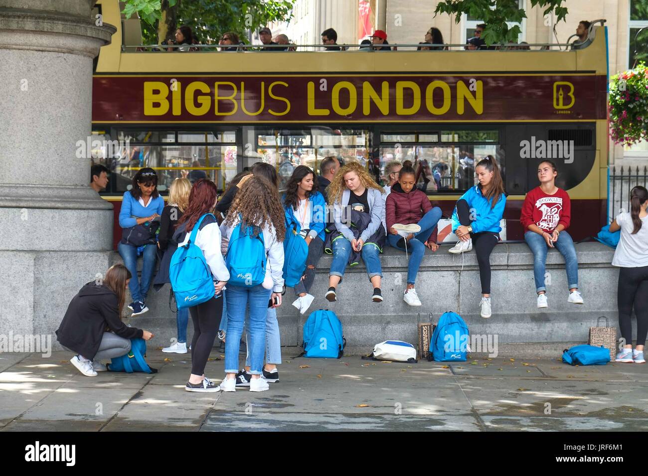 London, UK 5. August 2017. Touristen und Londoner genießen Sie Sonnentage auf dem Trafalgar Square. : Credit Claire Doherty Alamy/Live News. Stockfoto