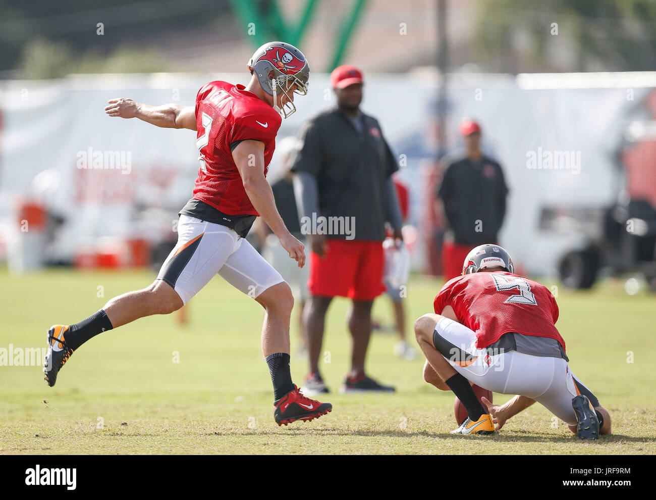 Florida, USA. 4. August 2017. LOREN ELLIOTT | Zeiten. Tampa Bay Buccaneers Kicker Nick Folk (2) tritt während des Trainingslagers im One Buccaneer Place in Tampa, Florida, auf Freitag, 4. August 2017. Bildnachweis: Loren Elliott/Tampa Bay Times / ZUMA Draht/Alamy Live News Stockfoto