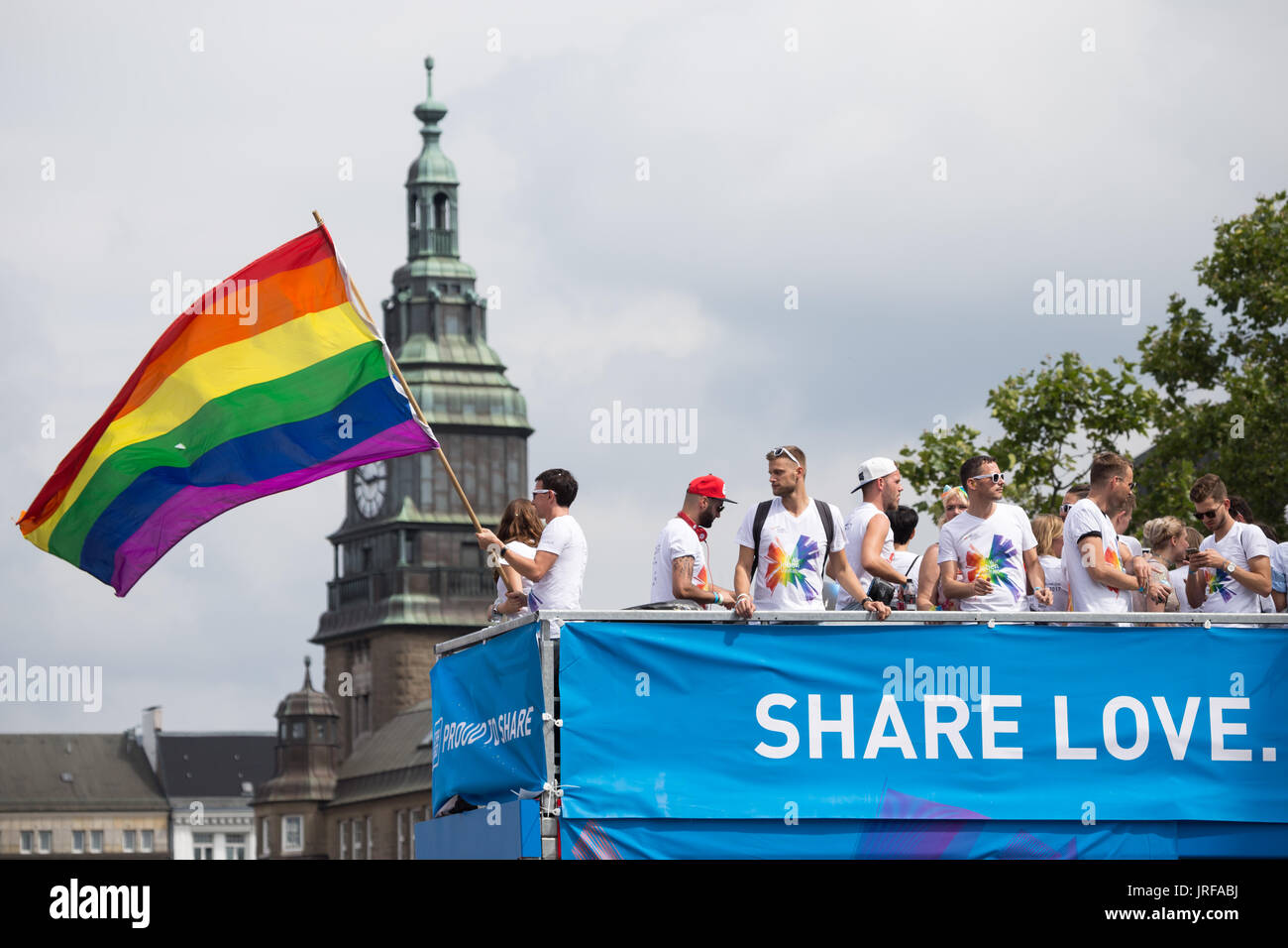 Hamburg, Deutschland. August 2017. Fünf Wochen nachdem der Bundestag die Legalisierung der schwulen Ehe genehmigt hatte, gingen Tausende auf die Straße bei der jährlichen Hamburger Pride Parade. Schätzungsweise 15,000 Teilnehmer und 150,000 Teilnehmer nahmen an der Feier des Christopher Street Day Teil, die von Regenbogenfahnen, farbenfroher Kleidung und einem fröhlichen Ambiente geprägt war. Quelle: Heiko Fellerer/Alamy Live News Stockfoto