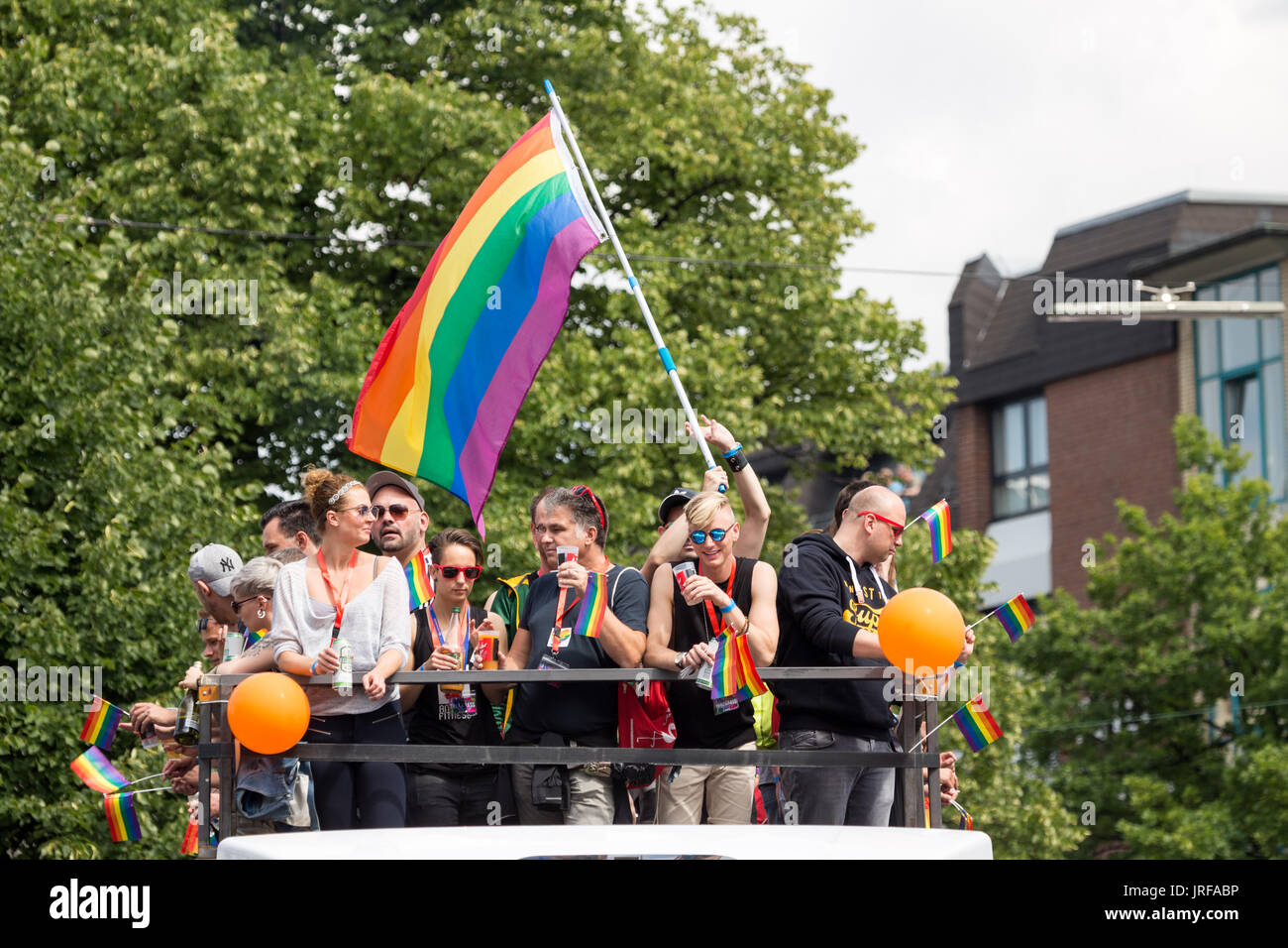 Hamburg, Deutschland. August 2017. Fünf Wochen nachdem der Bundestag die Legalisierung der schwulen Ehe genehmigt hatte, gingen Tausende auf die Straße bei der jährlichen Hamburger Pride Parade. Schätzungsweise 15,000 Teilnehmer und 150,000 Teilnehmer nahmen an der Feier des Christopher Street Day Teil, die von Regenbogenfahnen, farbenfroher Kleidung und einem fröhlichen Ambiente geprägt war. Quelle: Heiko Fellerer/Alamy Live News Stockfoto