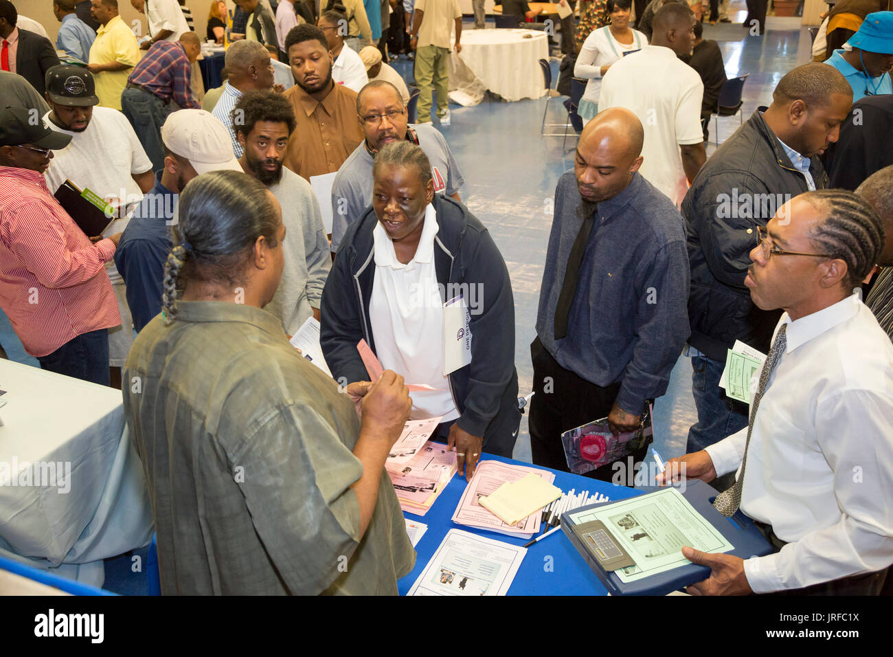 Detroit, Michigan/USA - 5. August 2017 - Arbeitssuchende drängten sich die United Auto Workers lokalen 22 union Halle für eine Job-Messe Teil auf diejenigen, die eine harte Zeit der Suche nach einem Arbeitsplatz wegen letzten Gefängnis Aufzeichnungen gerichtet. Unternehmen in Rechnung gestellt als "Ex-Schwerverbrecher Friendly" sprach mit Arbeitssuchenden. [Vorsicht, Herausgeber: nicht alle Teilnehmer der Jobmesse ist eine Vorstrafe.] Bildnachweis: Jim West/Alamy Live-Nachrichten Stockfoto