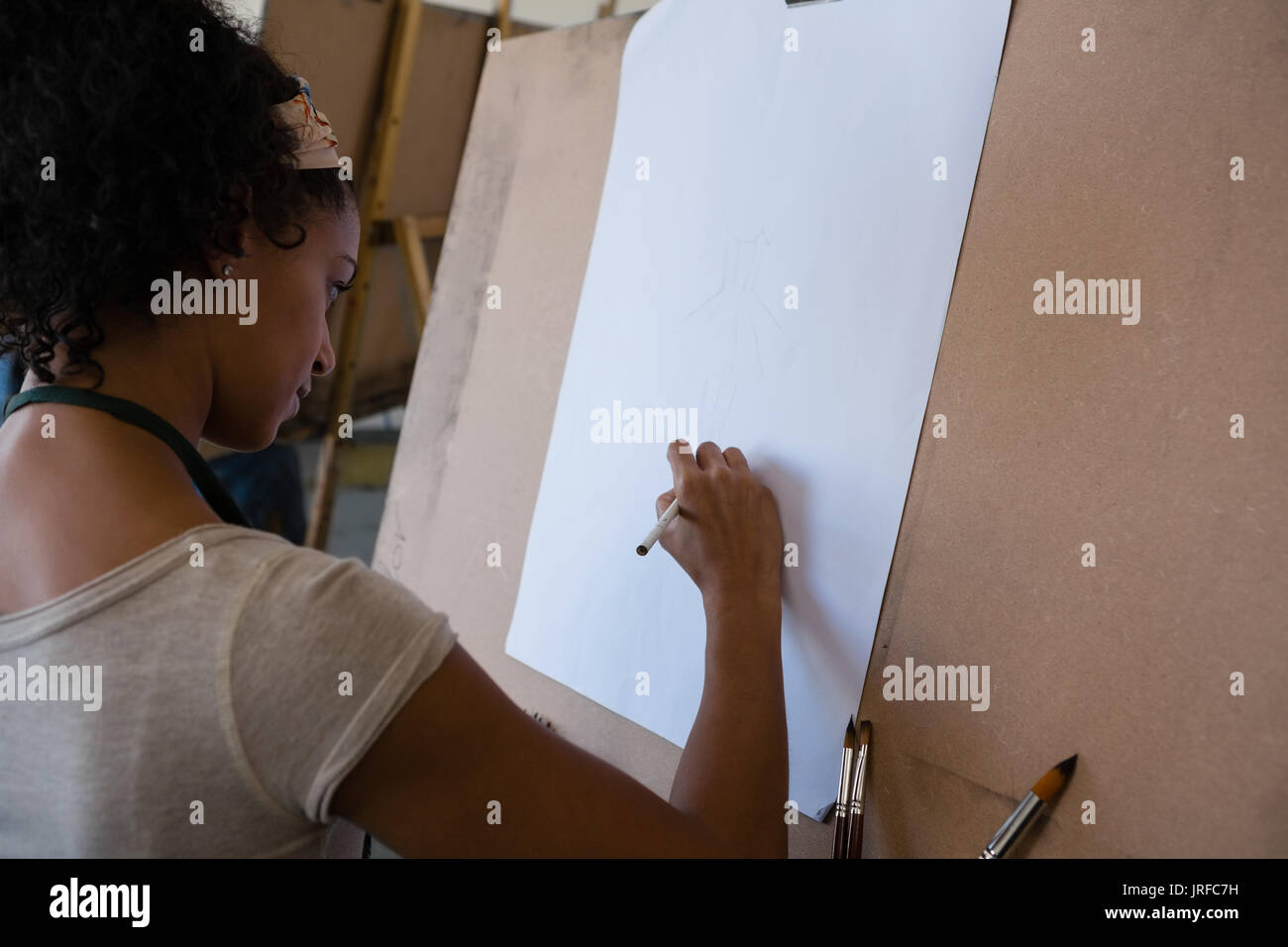 In der Nähe der weiblichen artist Skizzieren auf Papier in der Kunst Klasse Stockfoto