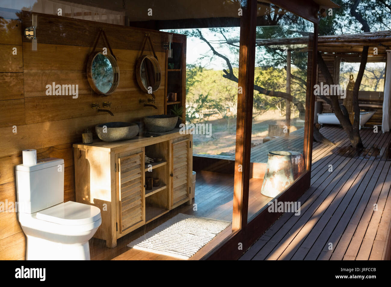 Spiegel über dem Waschbecken im Haus an einem sonnigen Tag Stockfoto