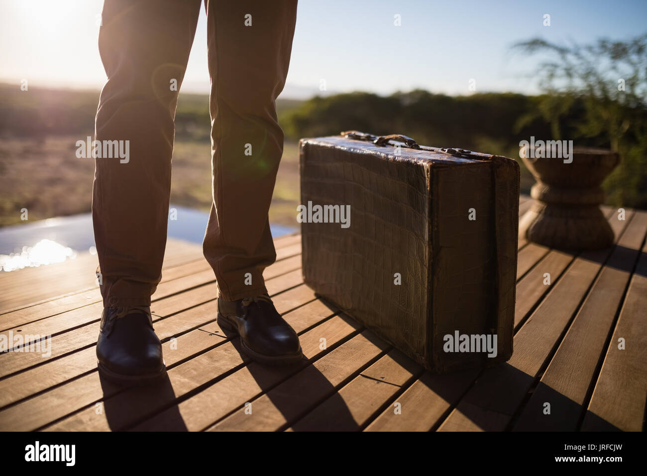 Untere Partie der Mann mit Koffer stehen auf Deck Stockfoto