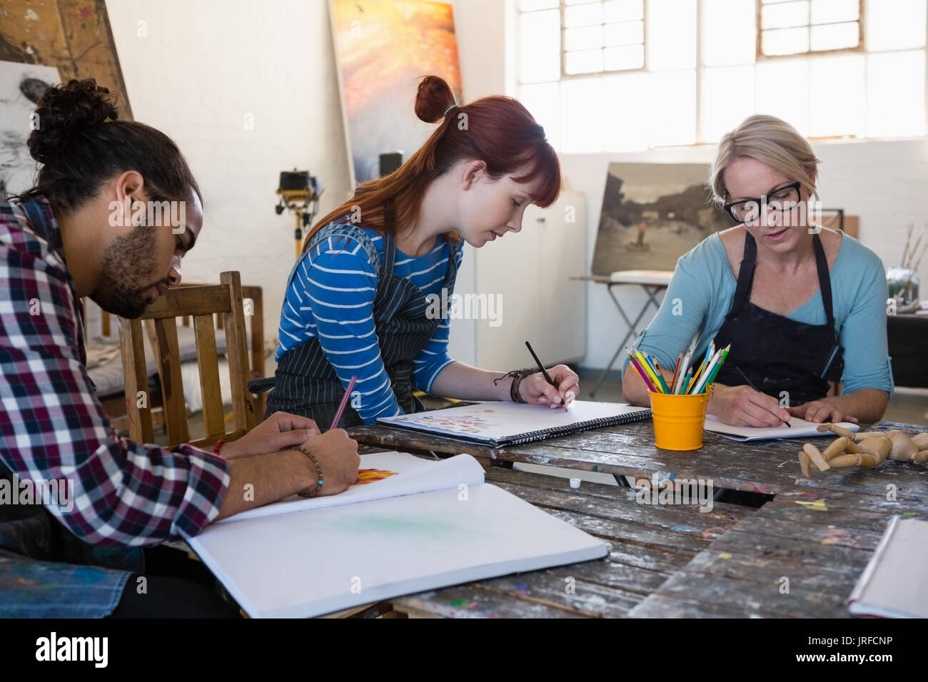 Erwachsene Schüler üben Zeichnung am Tisch im Kunstunterricht Stockfoto