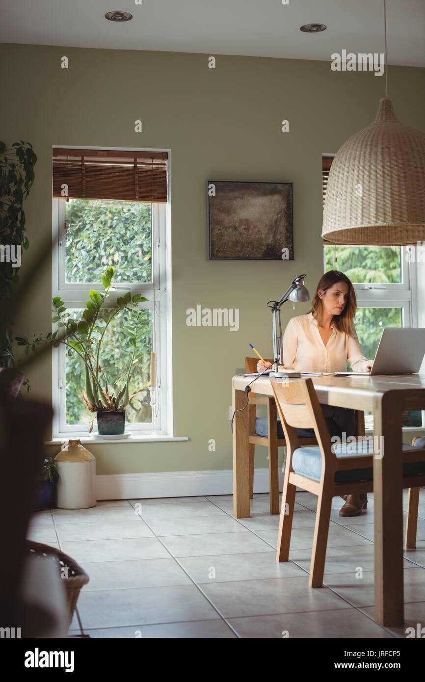 Junge Frau im Salon zu Hause arbeiten Stockfoto