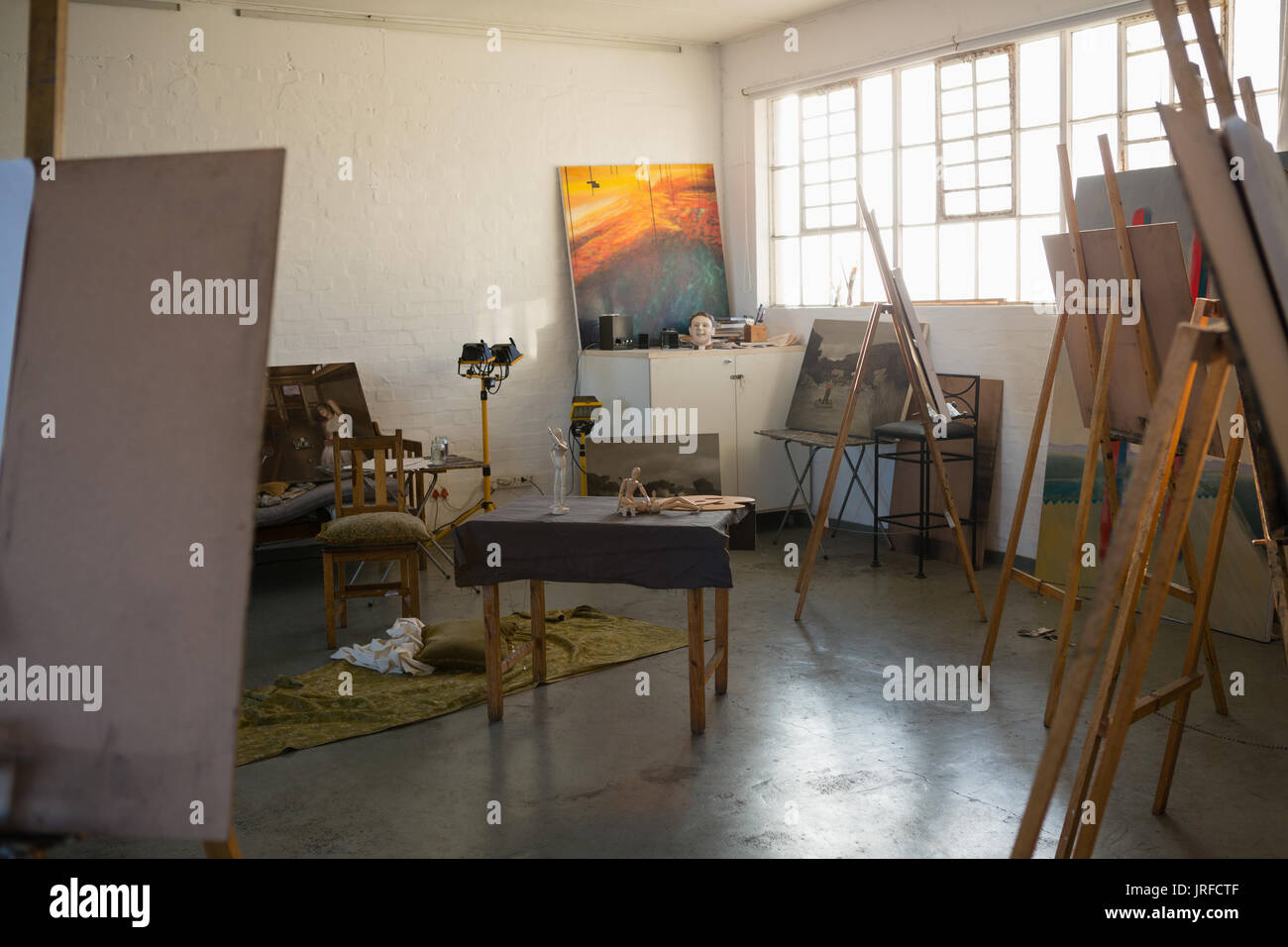Staffeleien mit Künstlern Leinwand im Kunstunterricht Stockfoto