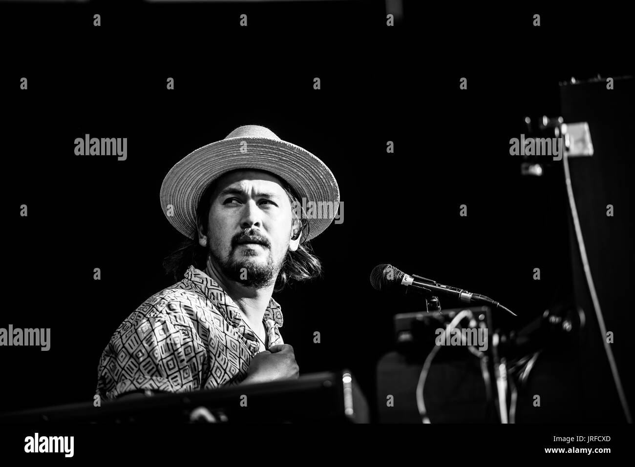 Edward Sharpe und die magnetische Nullen bei einem Musikfestival in British Columbia Kanada in Schwarz und Weiß. Stockfoto