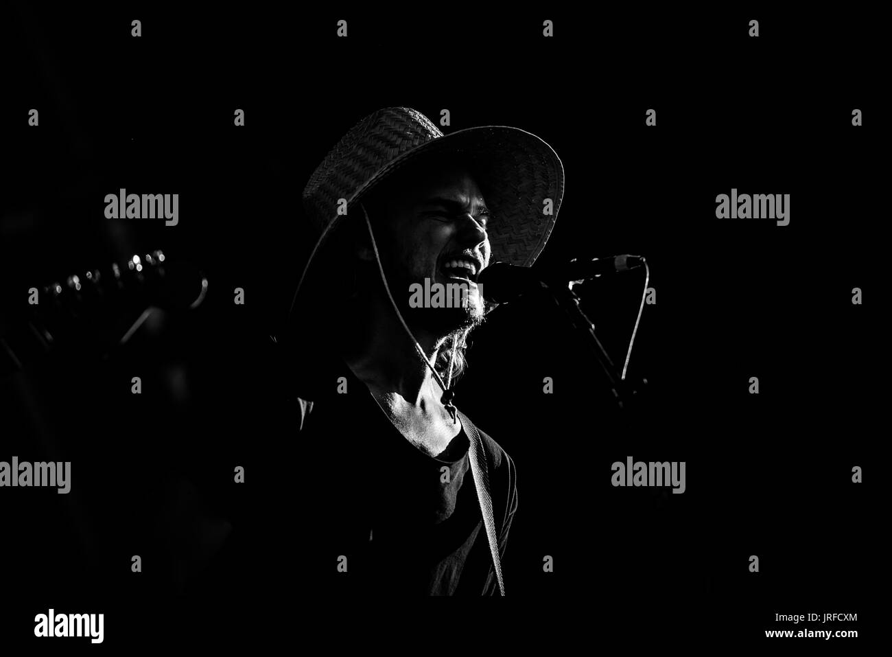 Edward Sharpe und die magnetische Nullen bei einem Musikfestival in British Columbia Kanada in Schwarz und Weiß. Stockfoto